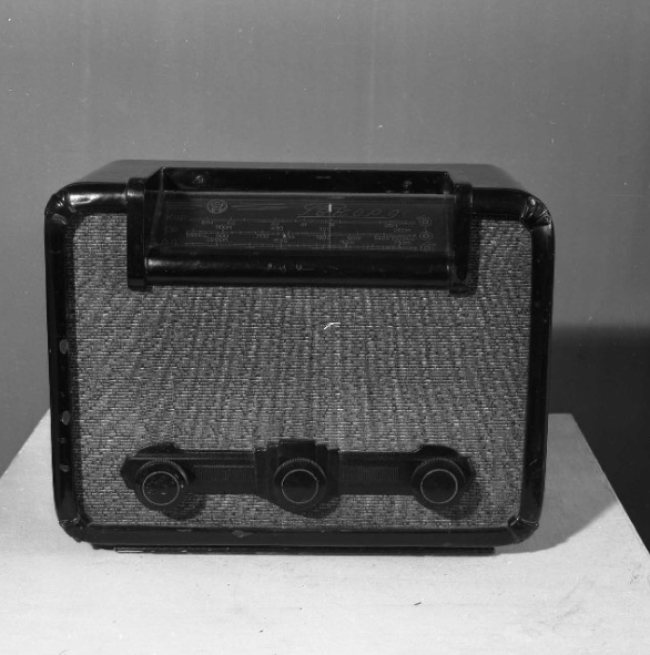 Негатив Изображение радиоприемника -Рекорд-, выпускаемого заводом в конце 1940-х гг. 1982 г..png